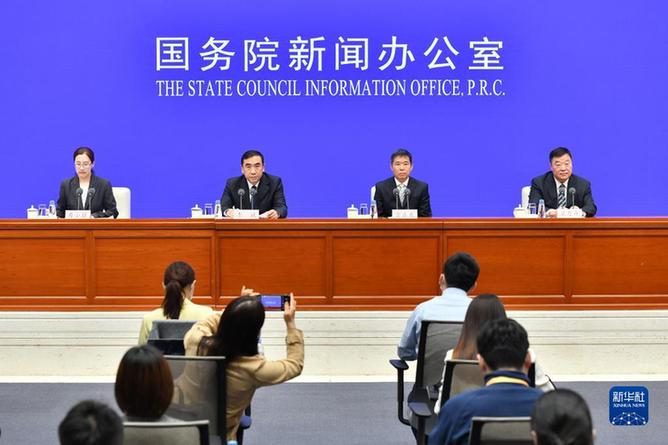 国新办发布会回应疫情防控热点问题，全国疫情呈波动下降趋势