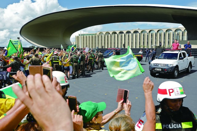 巴西抗疫难题：隔离还是救经济？多地爆发示威冲突